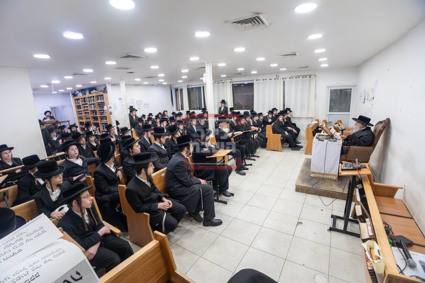 האדמו"ר מפינסק קרלין בשיחת הכנה לבחורי הישיבות