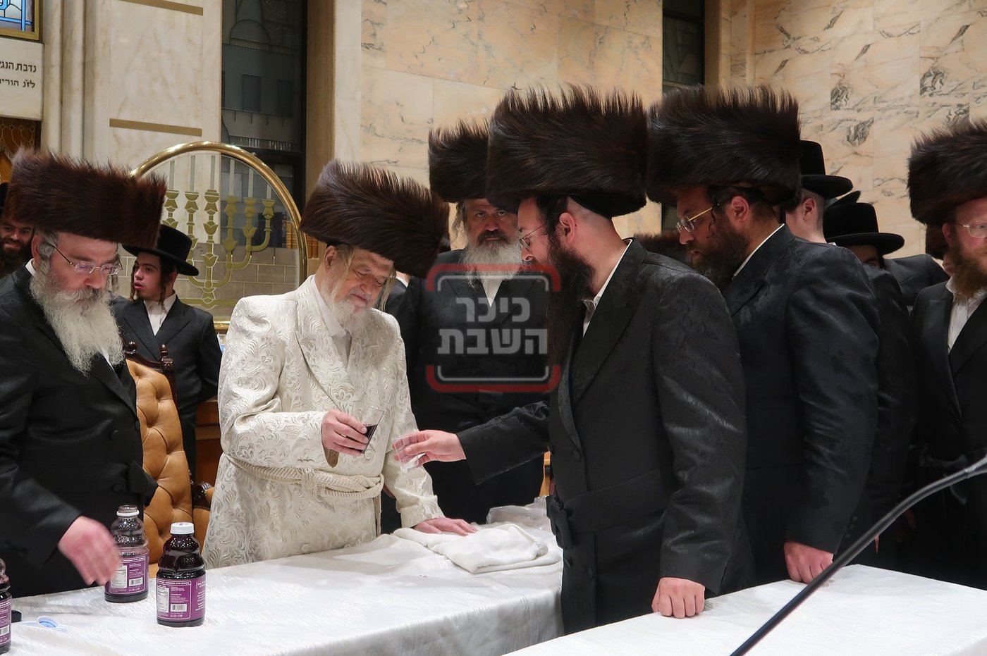 חסידי מונקאטש עוברים לקבל כוס של ברכה