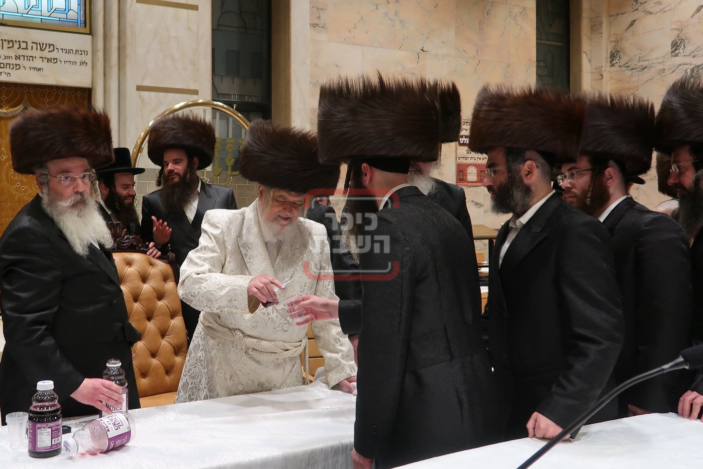 חסידי מונקאטש עוברים לקבל כוס של ברכה