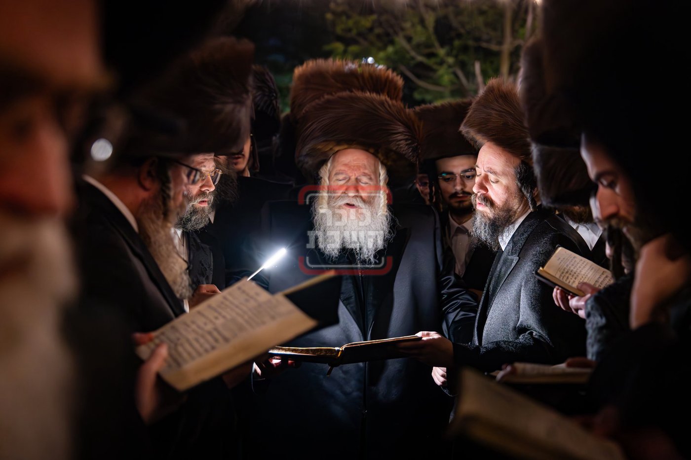 האדמו"ר מבאבוב בקידוש לבנה בצאת החג