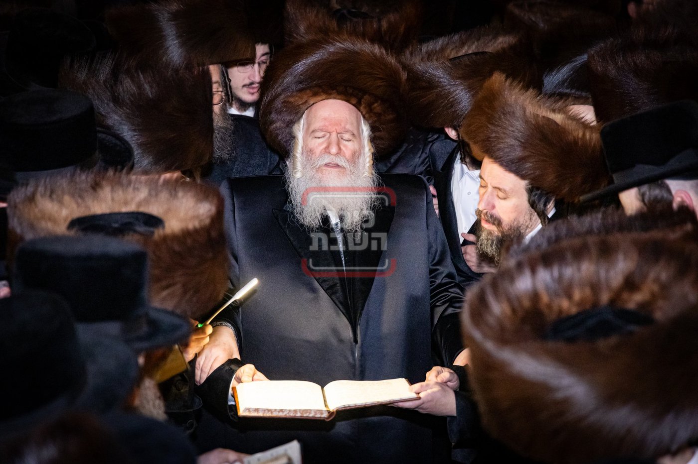 האדמו"ר מבאבוב בקידוש לבנה בצאת החג