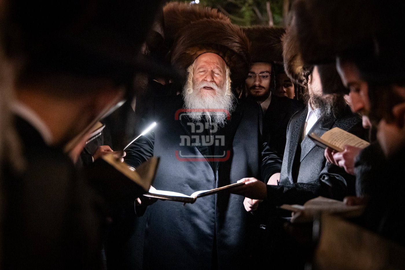 האדמו"ר מבאבוב בקידוש לבנה בצאת החג