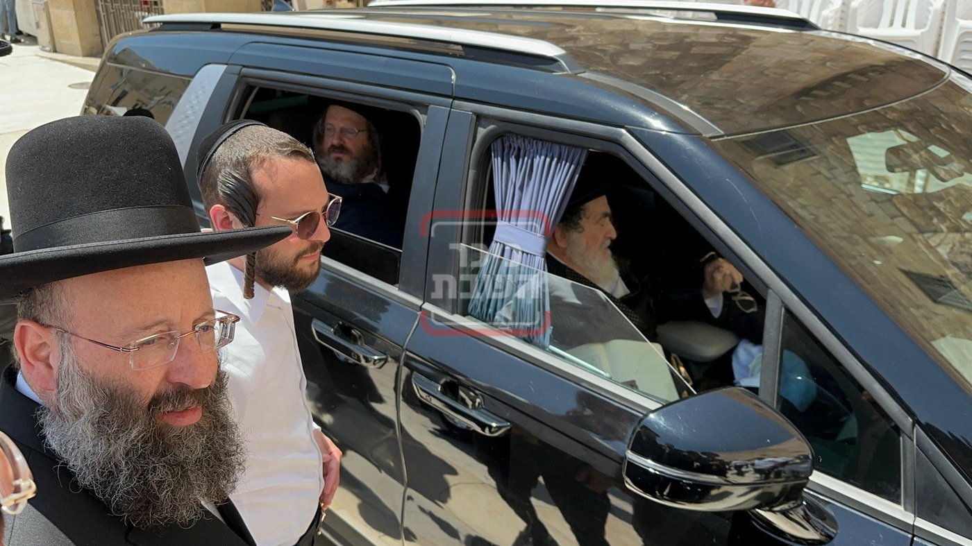האדמו"ר מויז'ניץ בתפילה ברחבת הכותל המערבי