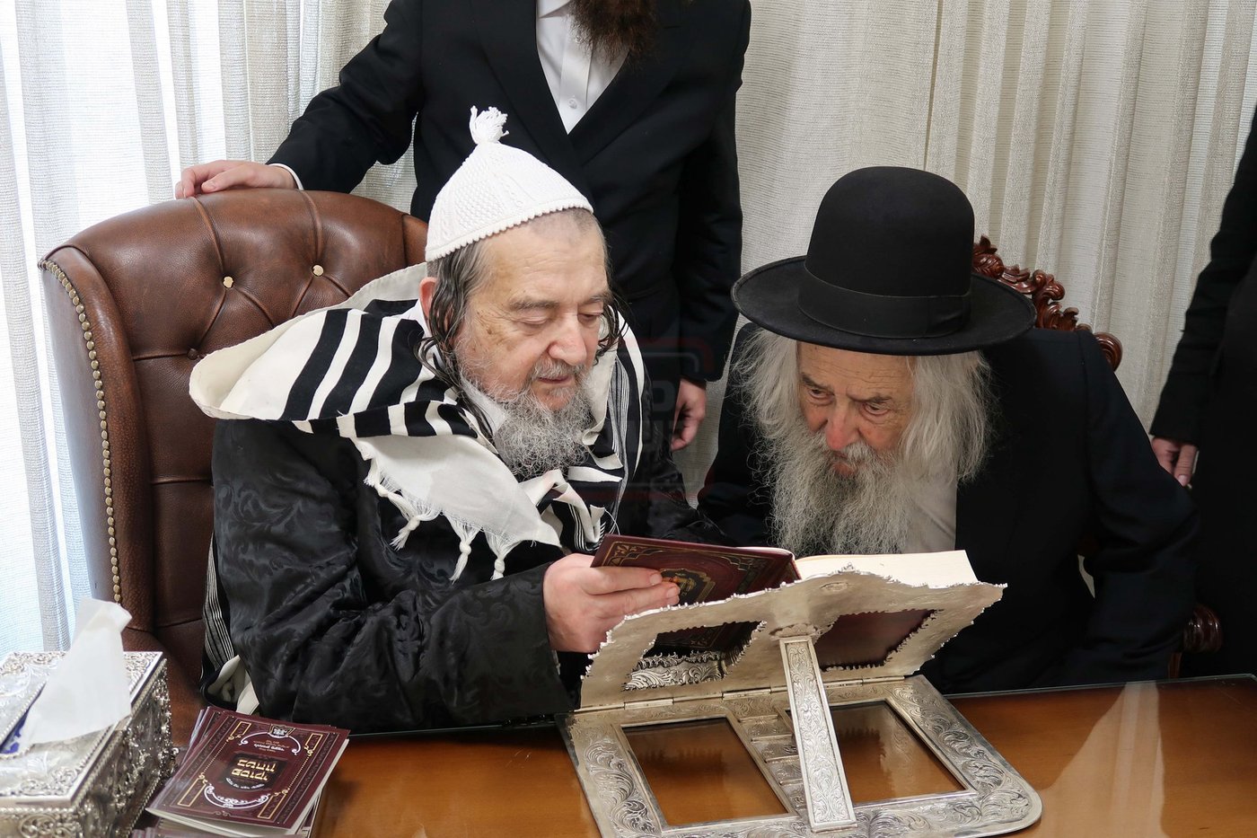 הגה"צ רבי יהושע דוד טורצין בביקור אצל הגה"צ רבי יעקב מאיר שכטר