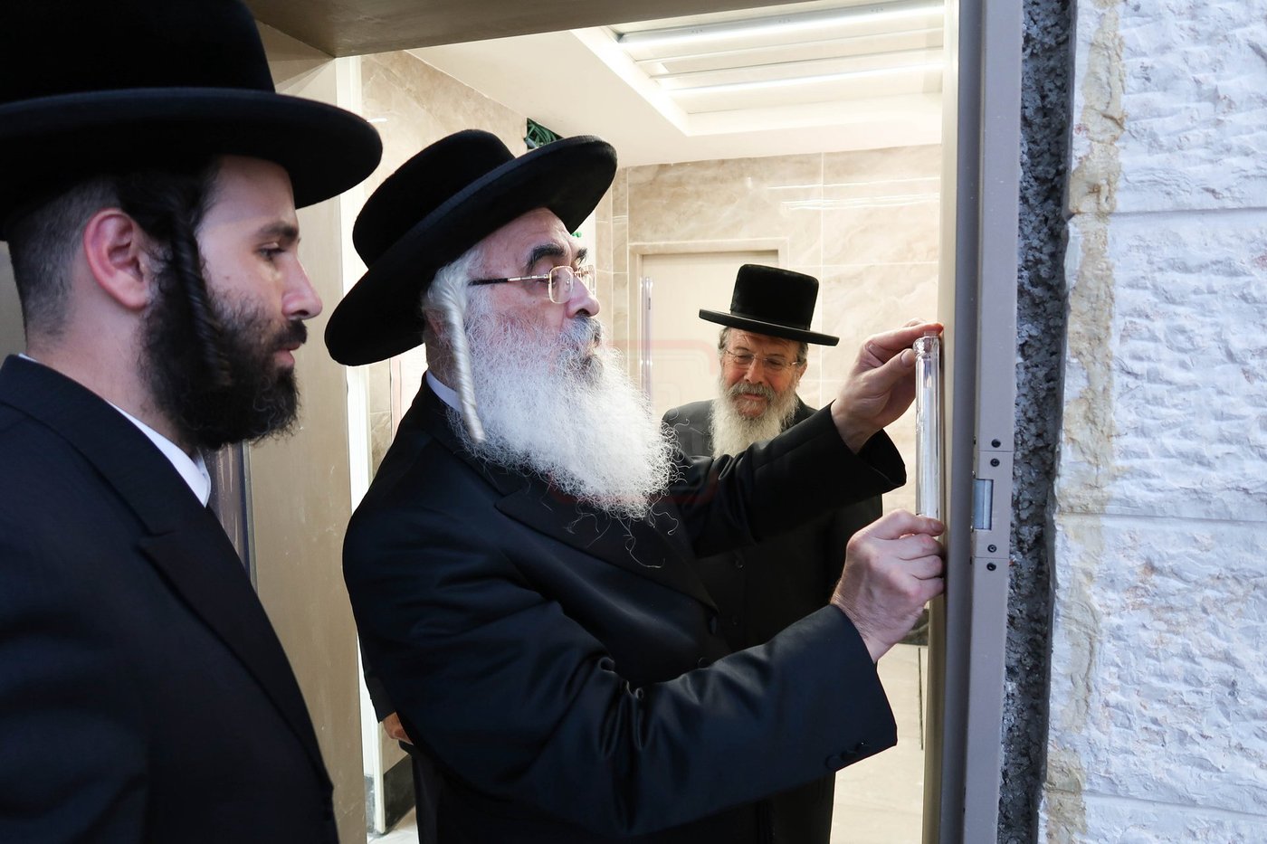 האדמו''ר מדושינסקיא בקביעת מזוזה באולם השמחות החדש 
