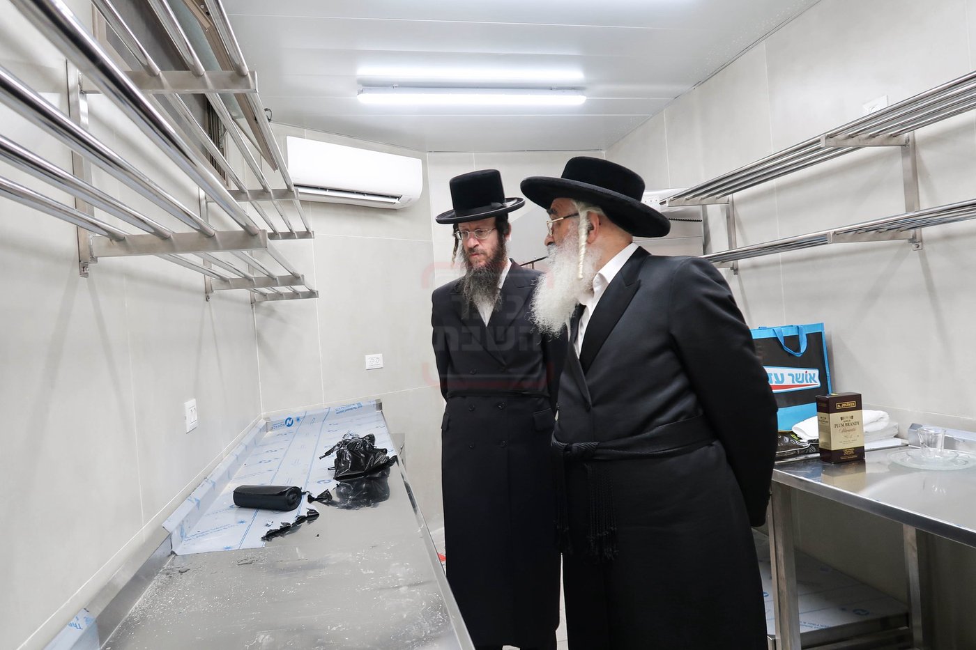 האדמו''ר מדושינסקיא בקביעת מזוזה באולם השמחות החדש 