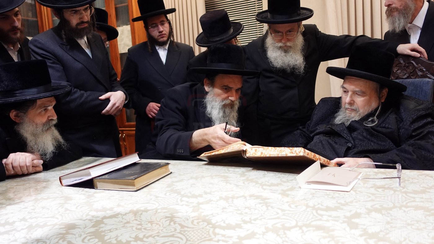 האדמו"ר מאשלג בביקור אצל האדמו"ר מבעלזא 