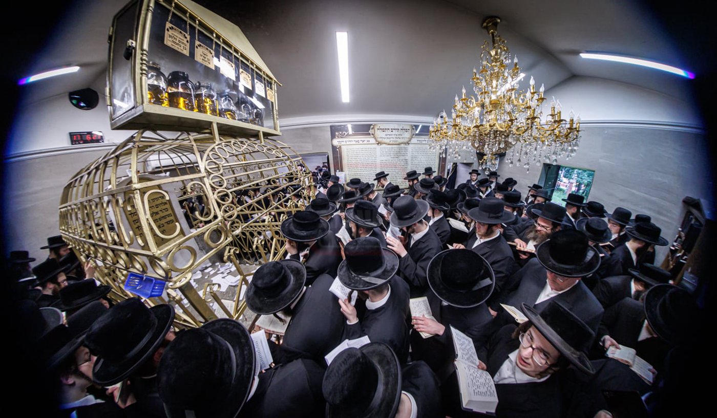 חסידי טאהש בתפילה בציון הק' בליז'ענסק