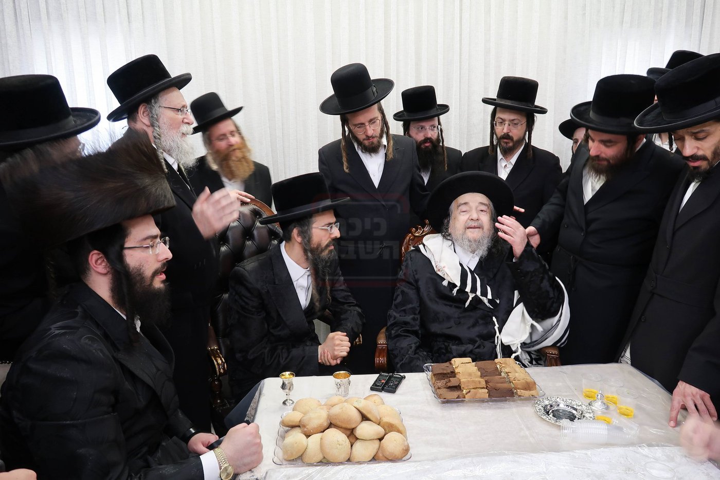 האדמו"ר מזוועהיל בשמחת ברית במעונו של הגה"צ רבי יעקב מאיר שכטר