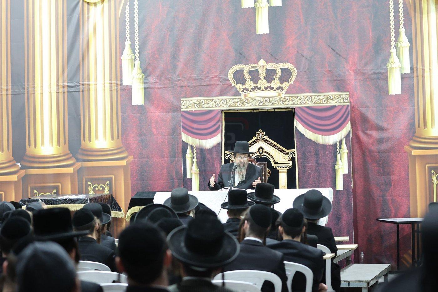 האדמו"ר מתולדות יהודה סטוטשין, במסירת שיעור חסידות בירושלים