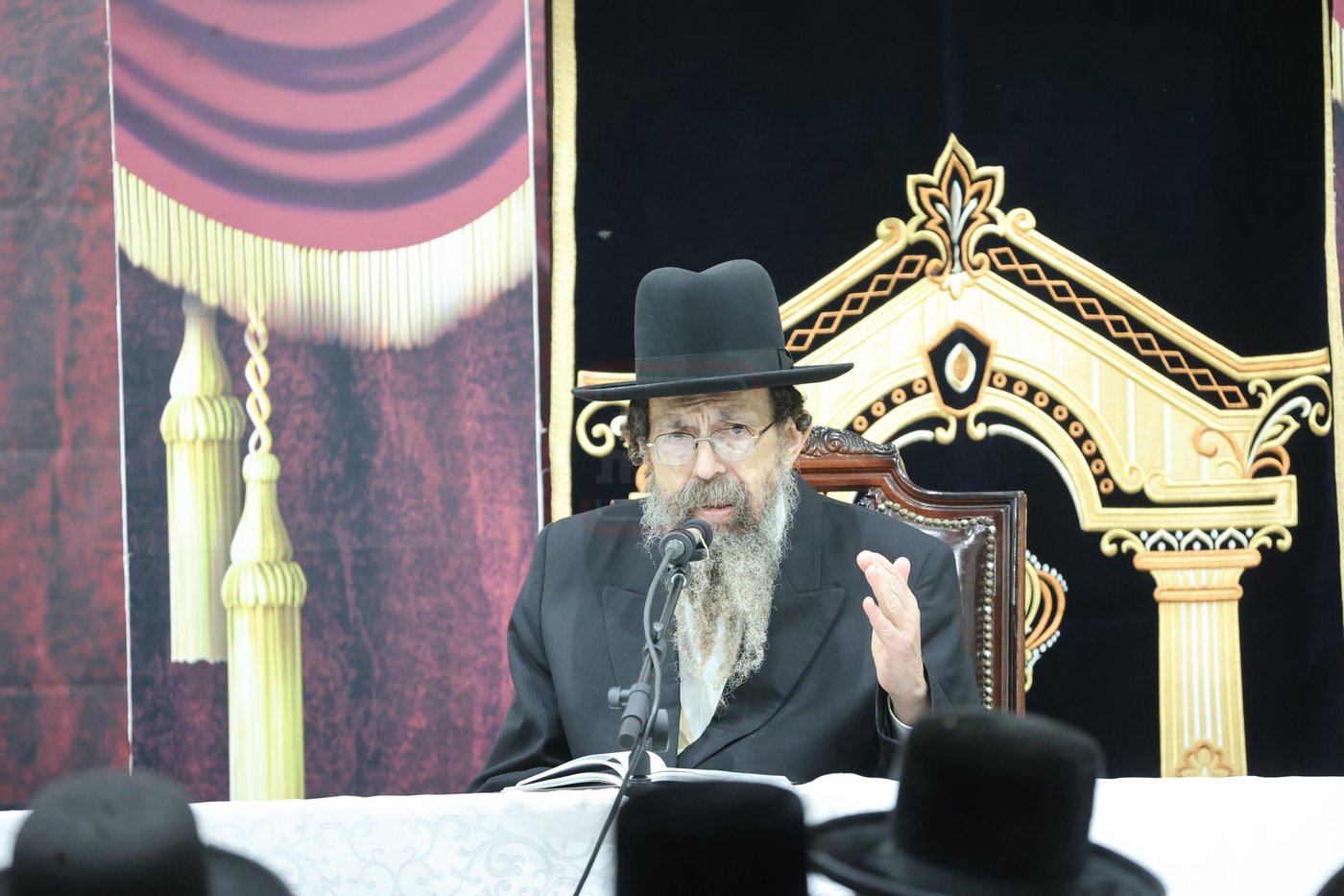 האדמו"ר מתולדות יהודה סטוטשין, במסירת שיעור חסידות בירושלים