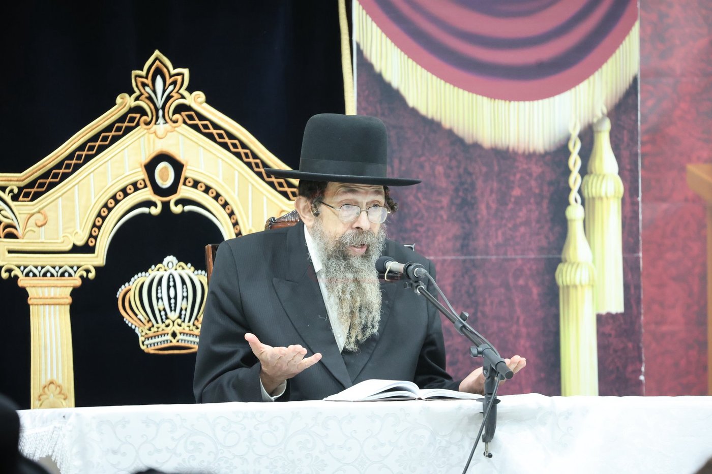 האדמו"ר מתולדות יהודה סטוטשין, במסירת שיעור חסידות בירושלים