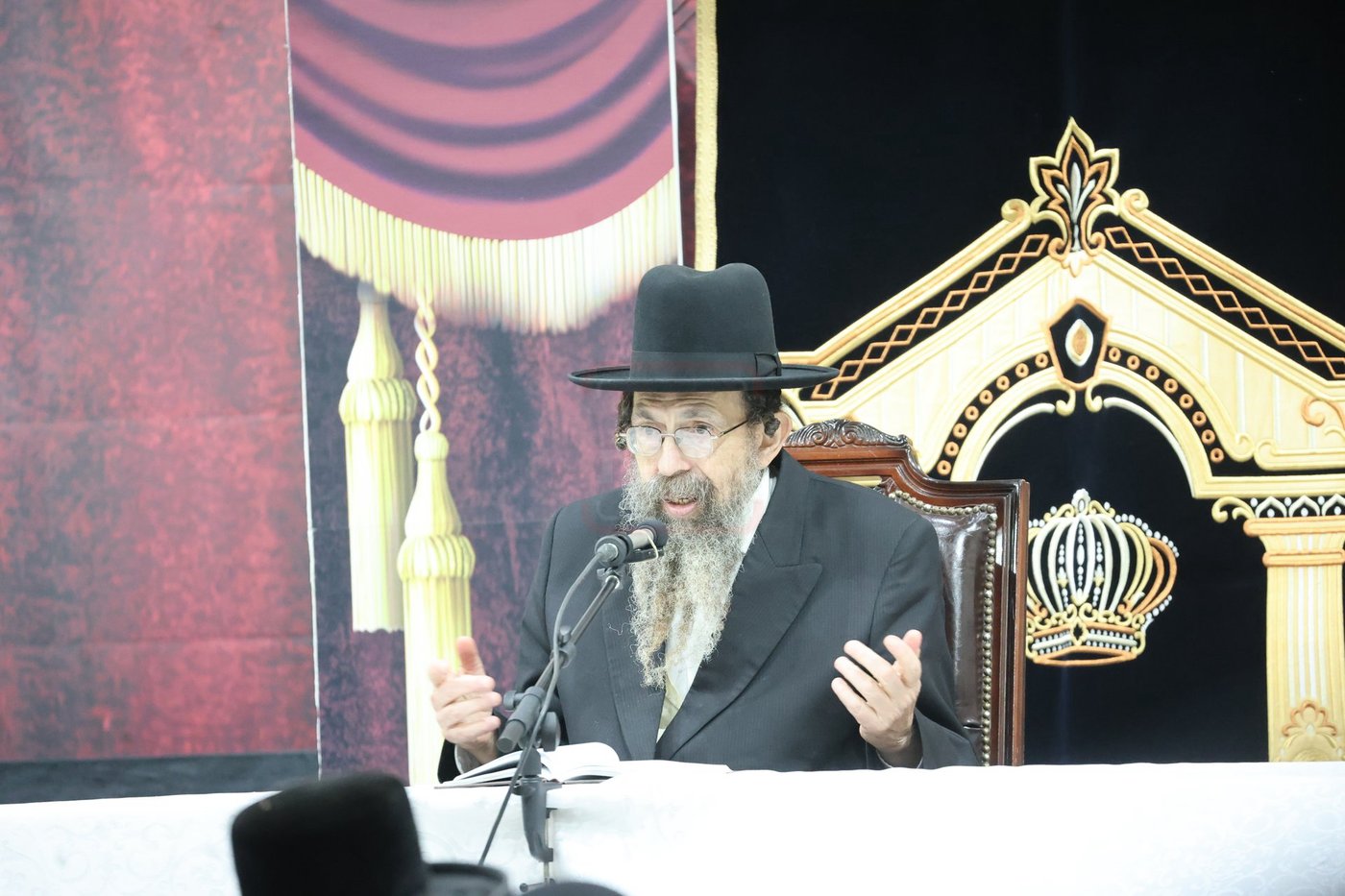 האדמו"ר מתולדות יהודה סטוטשין, במסירת שיעור חסידות בירושלים