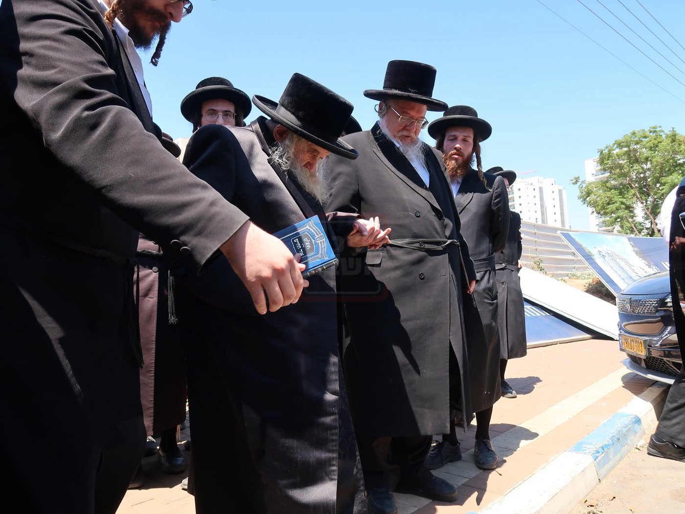 האדמו"ר מטשערנוביל מוחה על חילול קברי ישראל בעיר יהוד