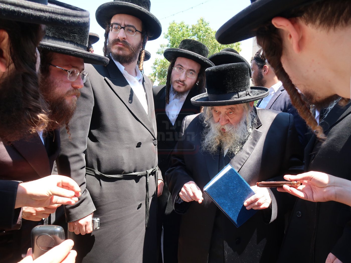 האדמו"ר מטשערנוביל מוחה על חילול קברי ישראל בעיר יהוד