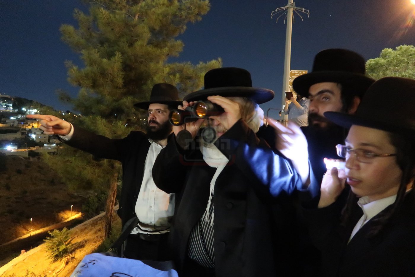 האדמו"ר ממבקשי אמונה משקיף על ציון ה'אור החיים' הקדוש