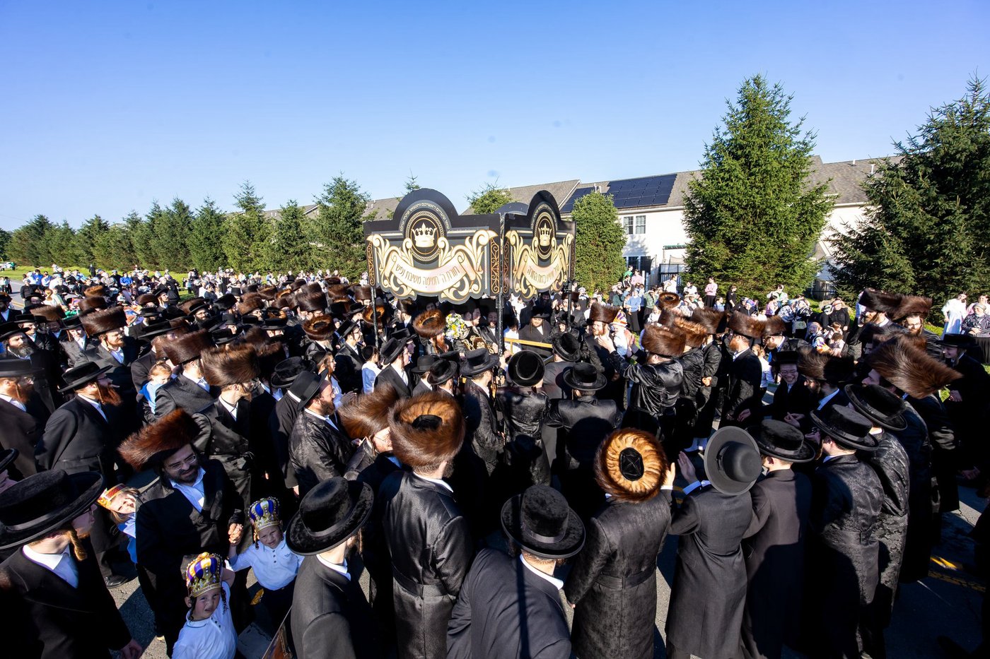הכנסת ס"ת לביהמ"ד סאטמר בשכונת בלומינגרבורג