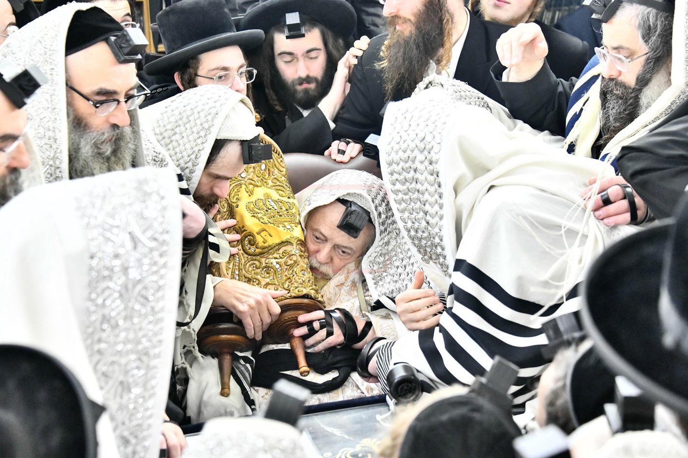 האדמו"ר מתולדות אברהם יצחק עם ספר התורה של הבעש"ט הק'