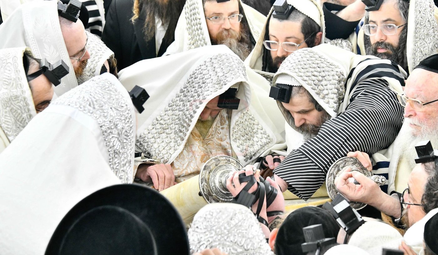 האדמו"ר מתולדות אברהם יצחק עם ספר התורה של הבעש"ט הק'