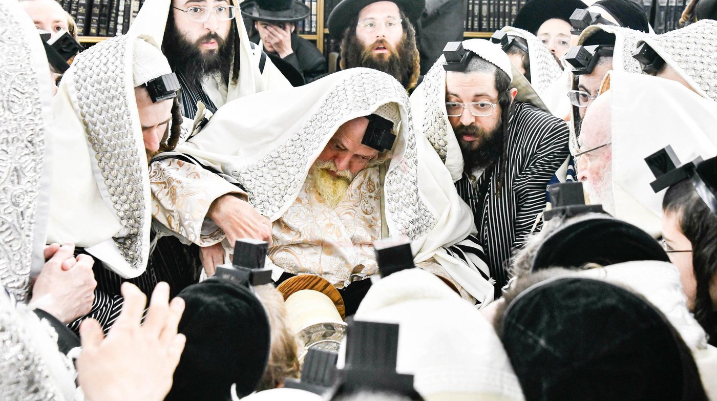 האדמו"ר מתולדות אברהם יצחק עם ספר התורה של הבעש"ט הק'