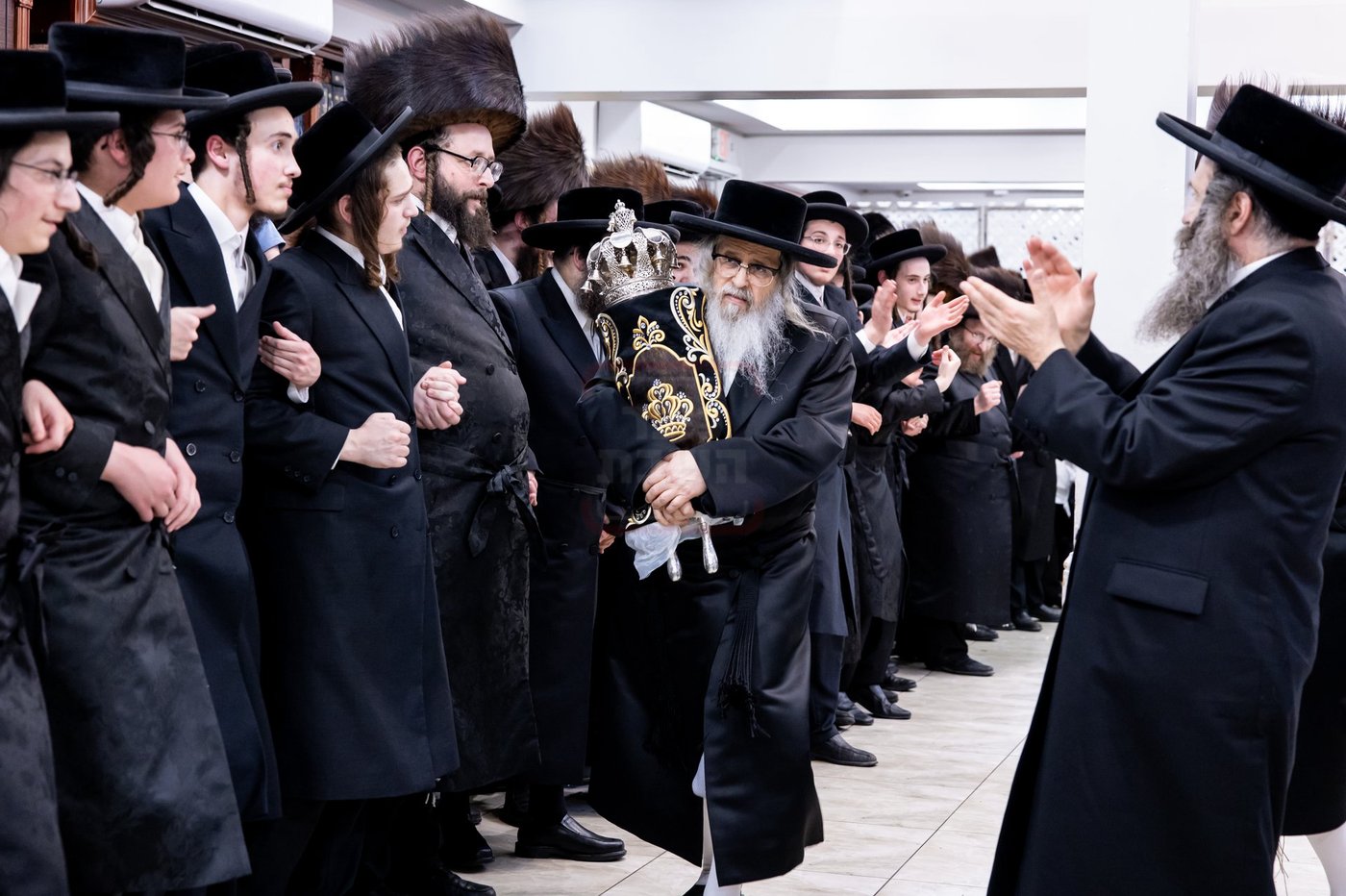 הכנסת ס"ת לביהמ"ד סאטמר בשכונת בלומינגרבורג