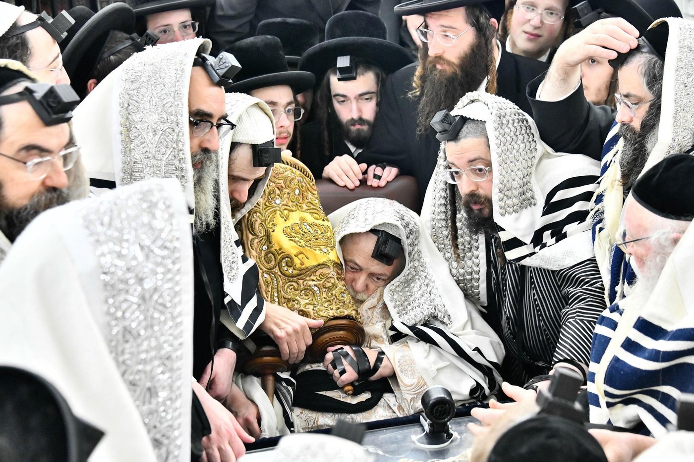 האדמו"ר מתולדות אברהם יצחק עם ספר התורה של הבעש"ט הק'