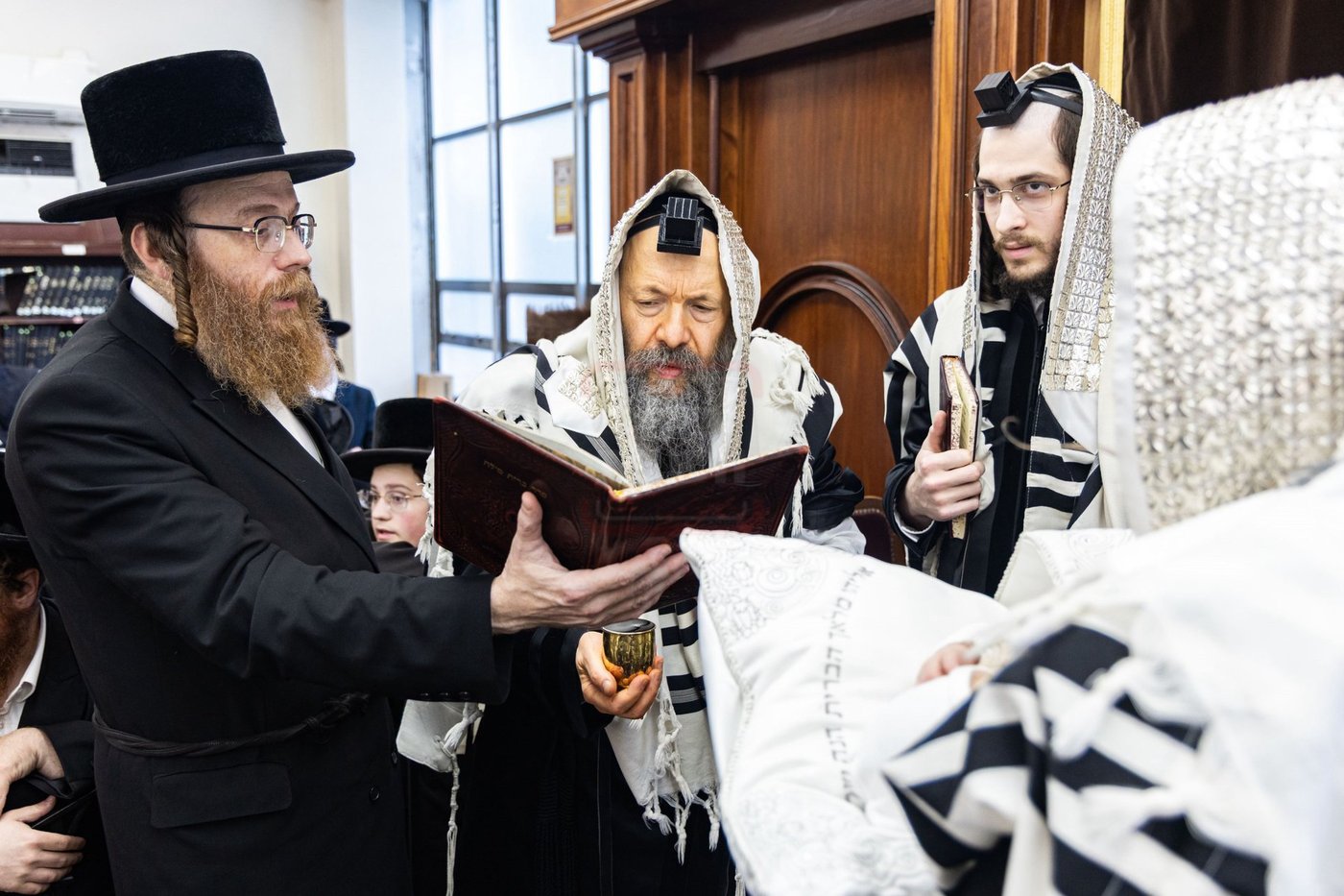 האדמו"ר מבאבוב 45 בברכות עם גביע הקודש של הרה"ק בעל ה'דברי חיים' מצאנז