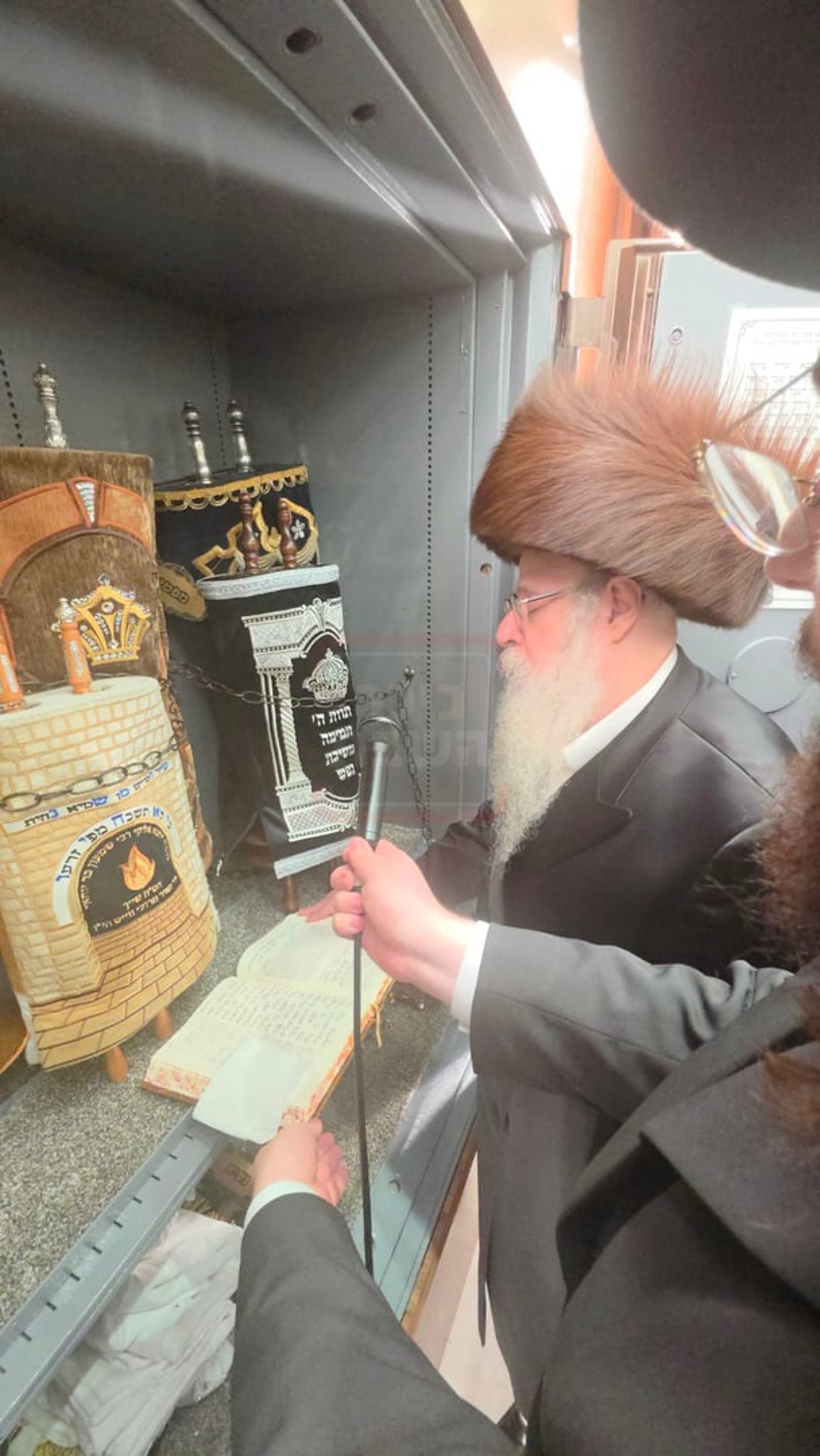 הכנסת ספר תורה לביהמ"ד צאנז קלויזנבורג במאנסי