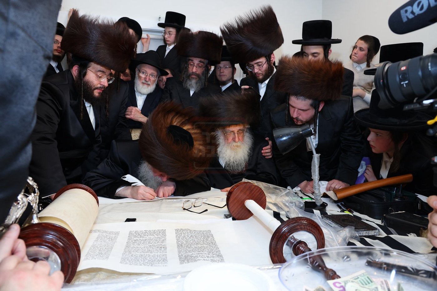 הכנסת ספר תורה לביהמ"ד צאנז קלויזנבורג במאנסי