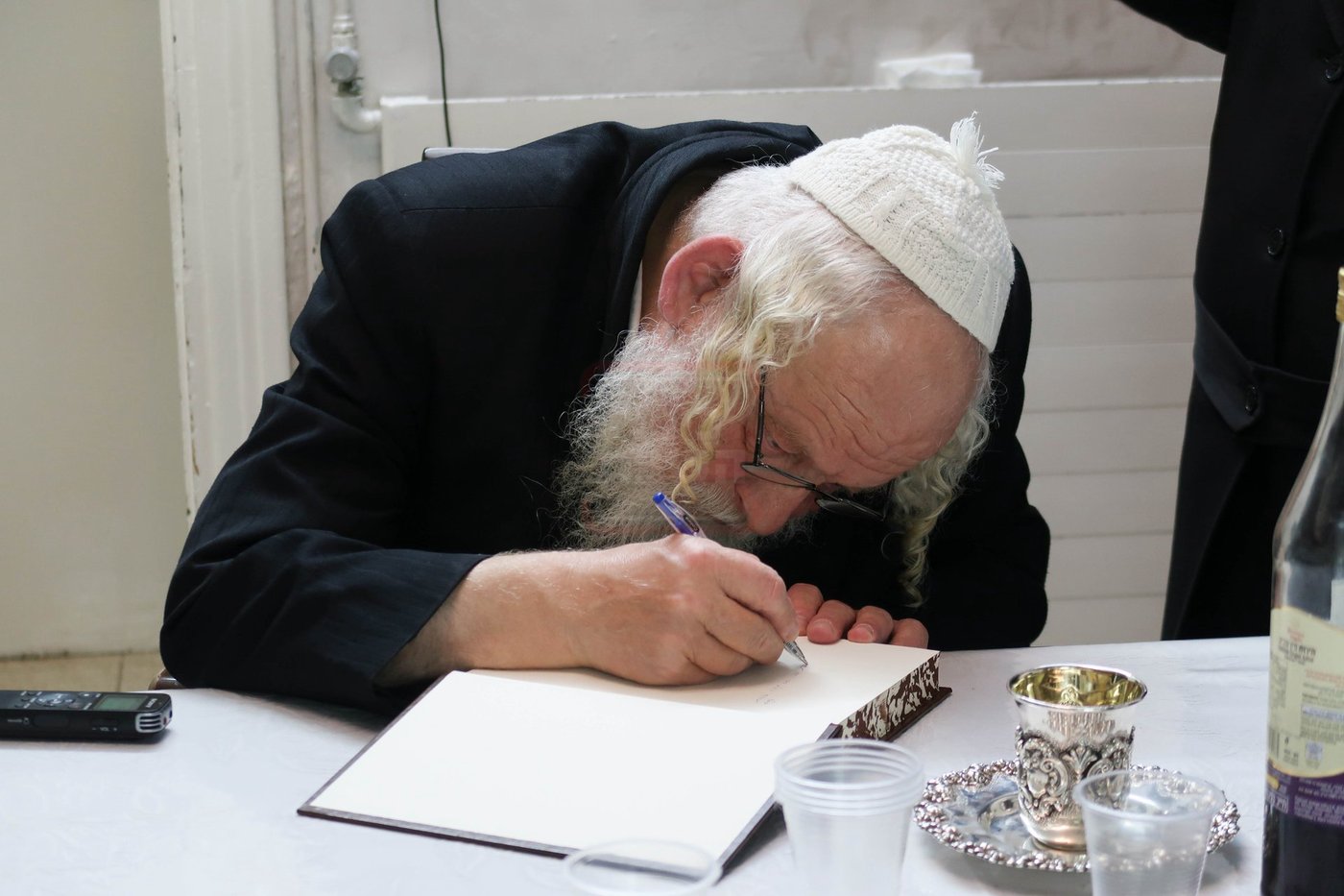 מסיבת לחיים בבית הגה"צ המקובל רבי אביש ציינוירט 