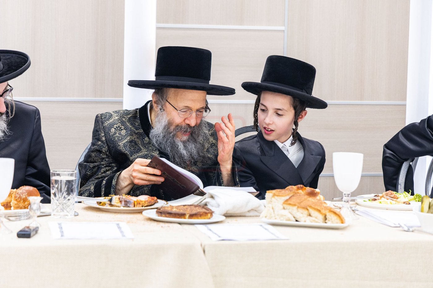 שמחת הבר מצוה לנכד האדמו"ר מבאבוב 45