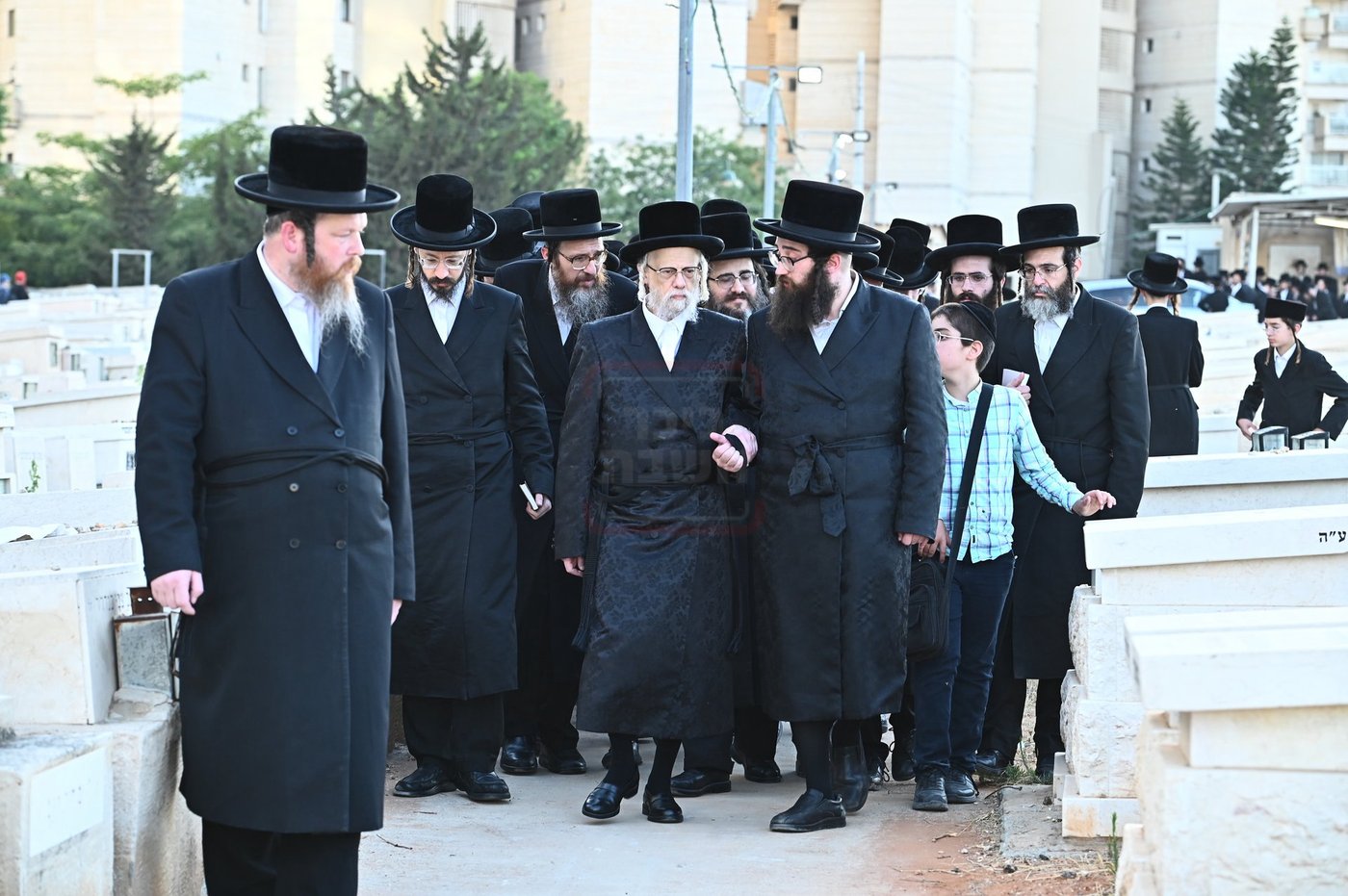 האדמו"ר מסערט ויז'ניץ בתפילה באוהל בית ויז'ניץ בבני ברק