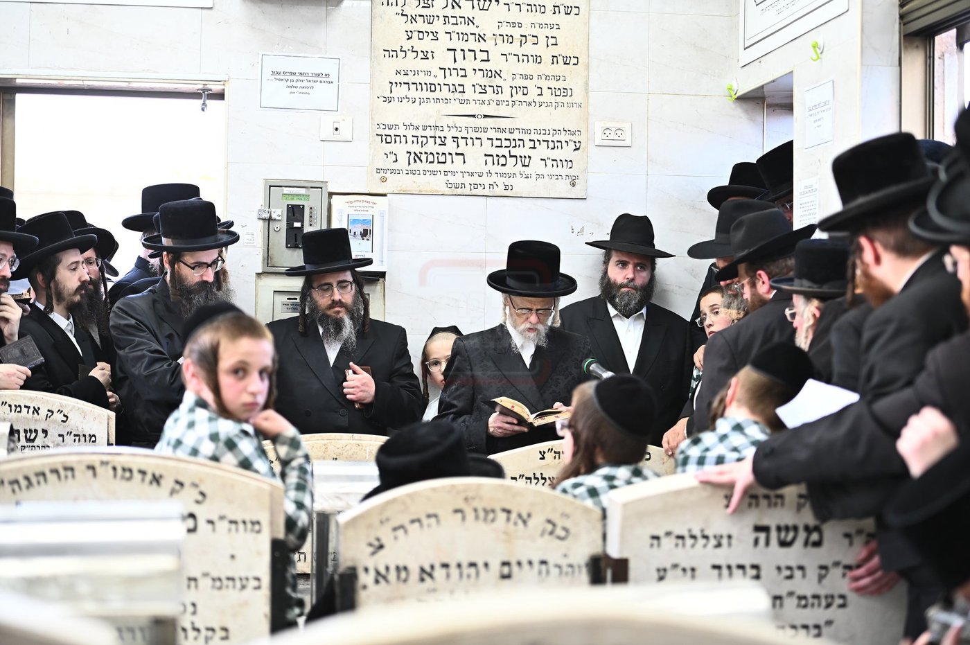האדמו"ר מסערט ויז'ניץ בתפילה באוהל בית ויז'ניץ בבני ברק