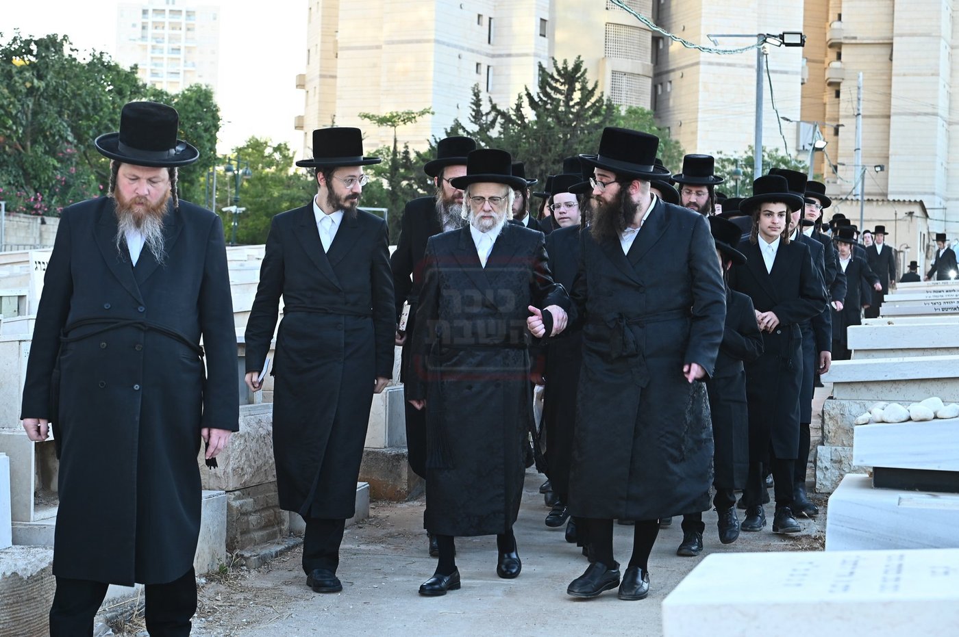 האדמו"ר מסערט ויז'ניץ בתפילה באוהל בית ויז'ניץ בבני ברק