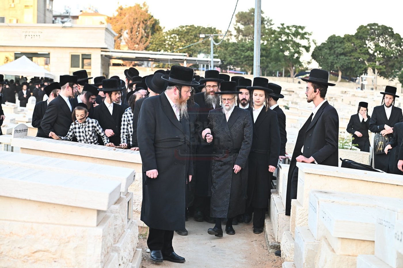 האדמו"ר מסערט ויז'ניץ בתפילה באוהל בית ויז'ניץ בבני ברק