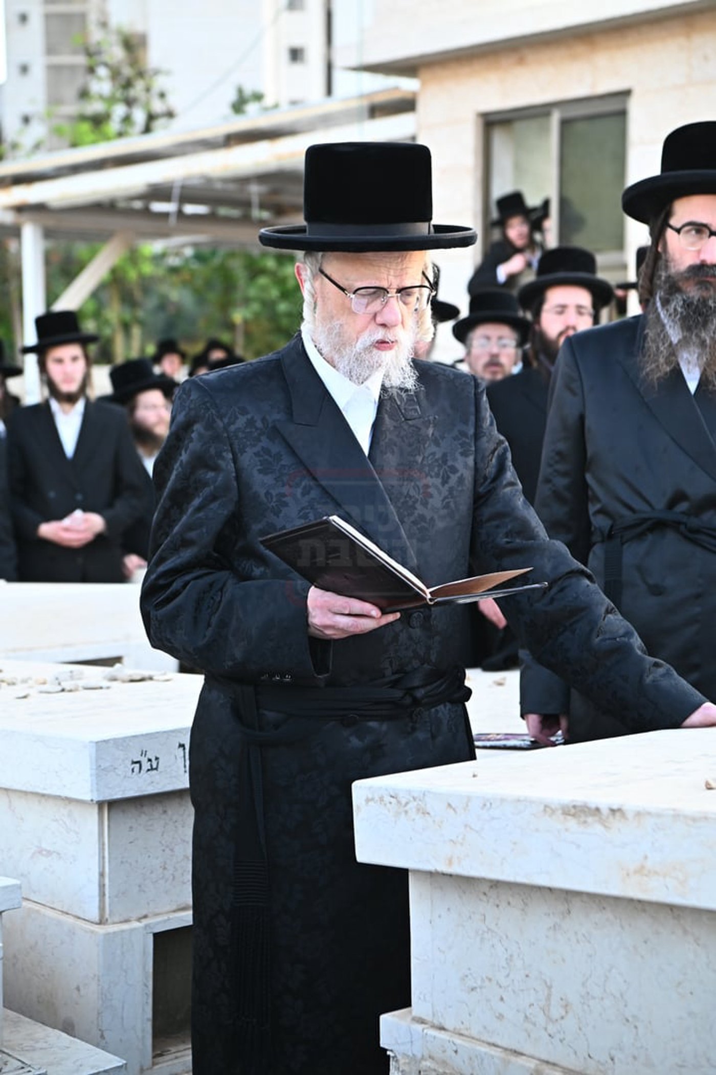 האדמו"ר מסערט ויז'ניץ בתפילה באוהל בית ויז'ניץ בבני ברק