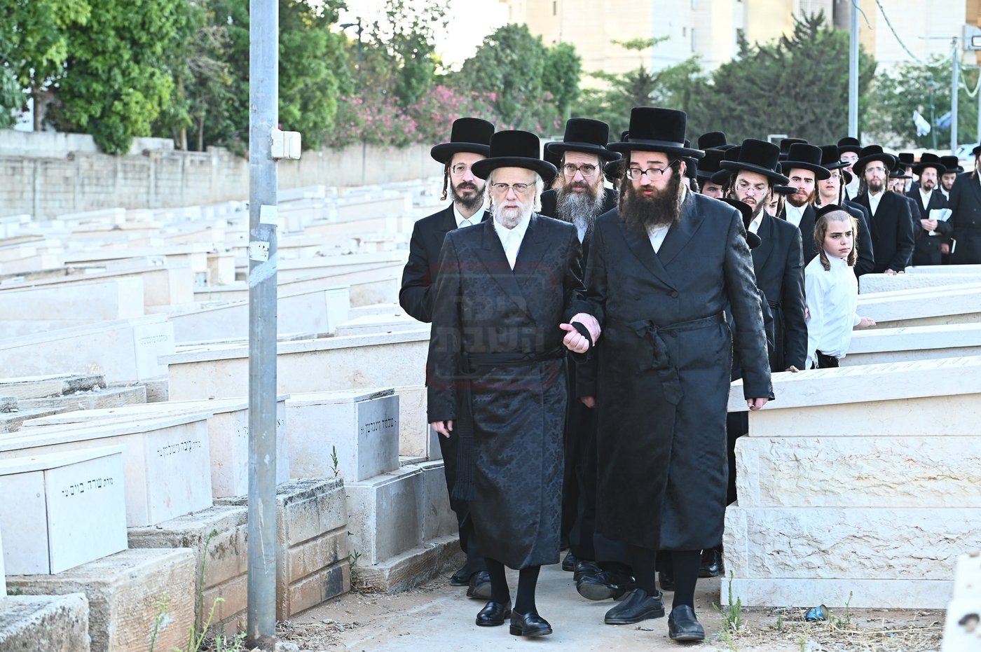 האדמו"ר מסערט ויז'ניץ בתפילה באוהל בית ויז'ניץ בבני ברק