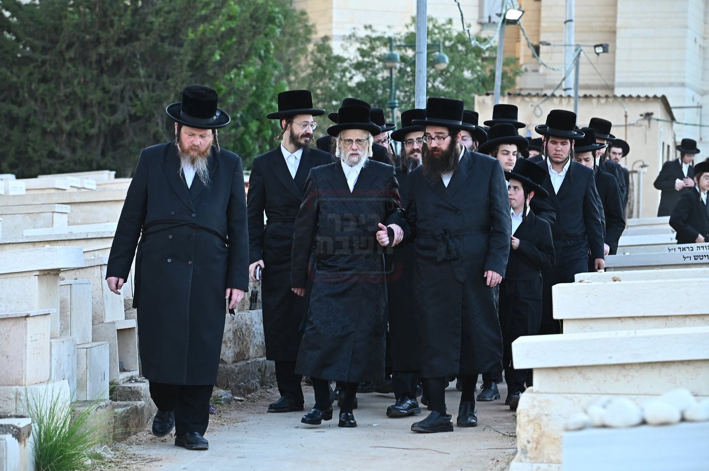 האדמו"ר מסערט ויז'ניץ בתפילה באוהל בית ויז'ניץ בבני ברק