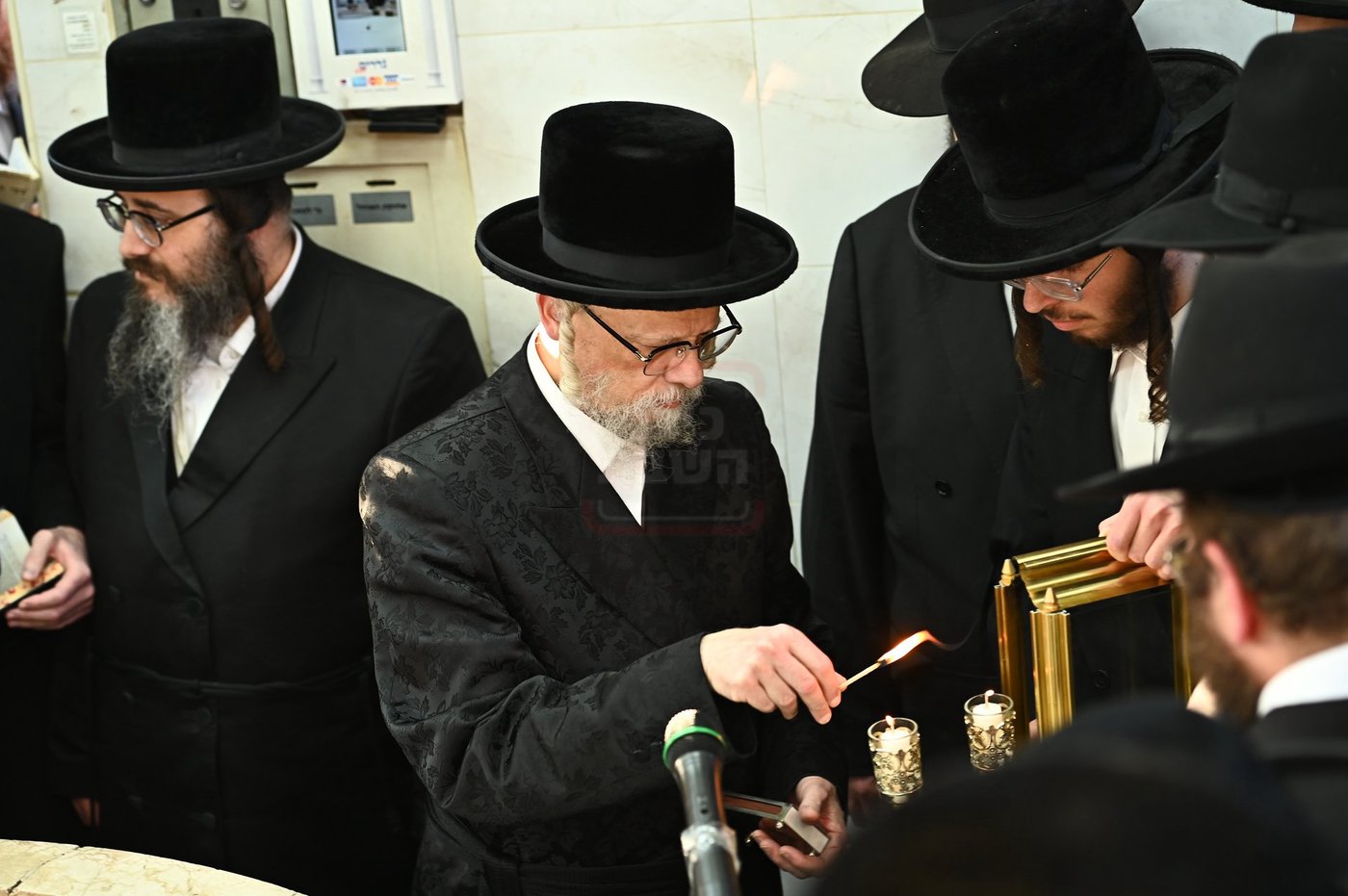 האדמו"ר מסערט ויז'ניץ בתפילה באוהל בית ויז'ניץ בבני ברק