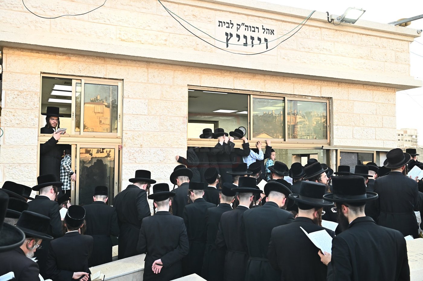 האדמו"ר מסערט ויז'ניץ בתפילה באוהל בית ויז'ניץ בבני ברק