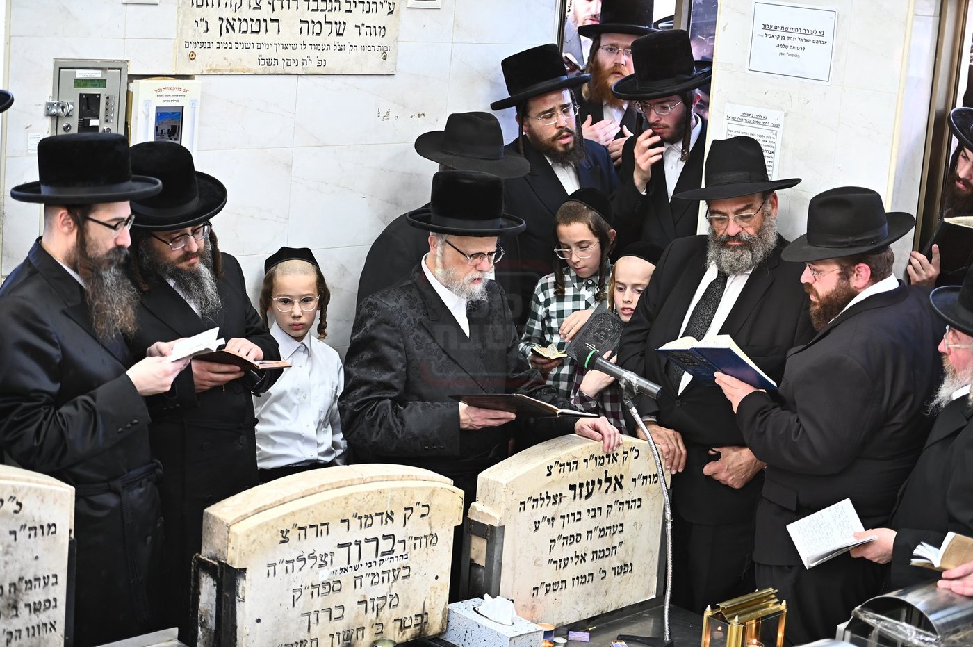 האדמו"ר מסערט ויז'ניץ בתפילה באוהל בית ויז'ניץ בבני ברק