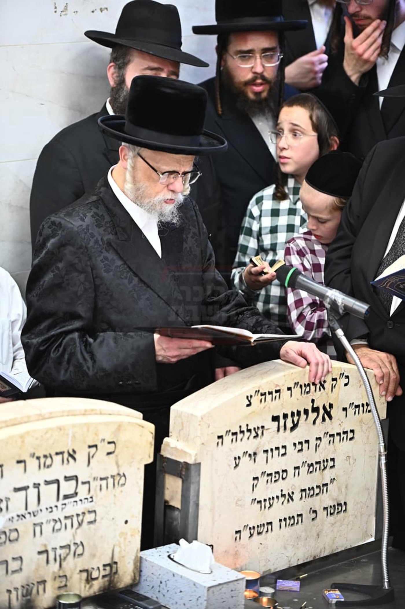 האדמו"ר מסערט ויז'ניץ בתפילה באוהל בית ויז'ניץ בבני ברק