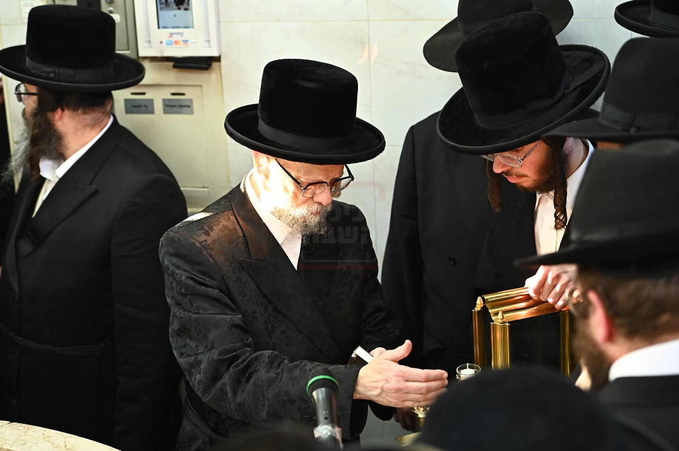 האדמו"ר מסערט ויז'ניץ בתפילה באוהל בית ויז'ניץ בבני ברק