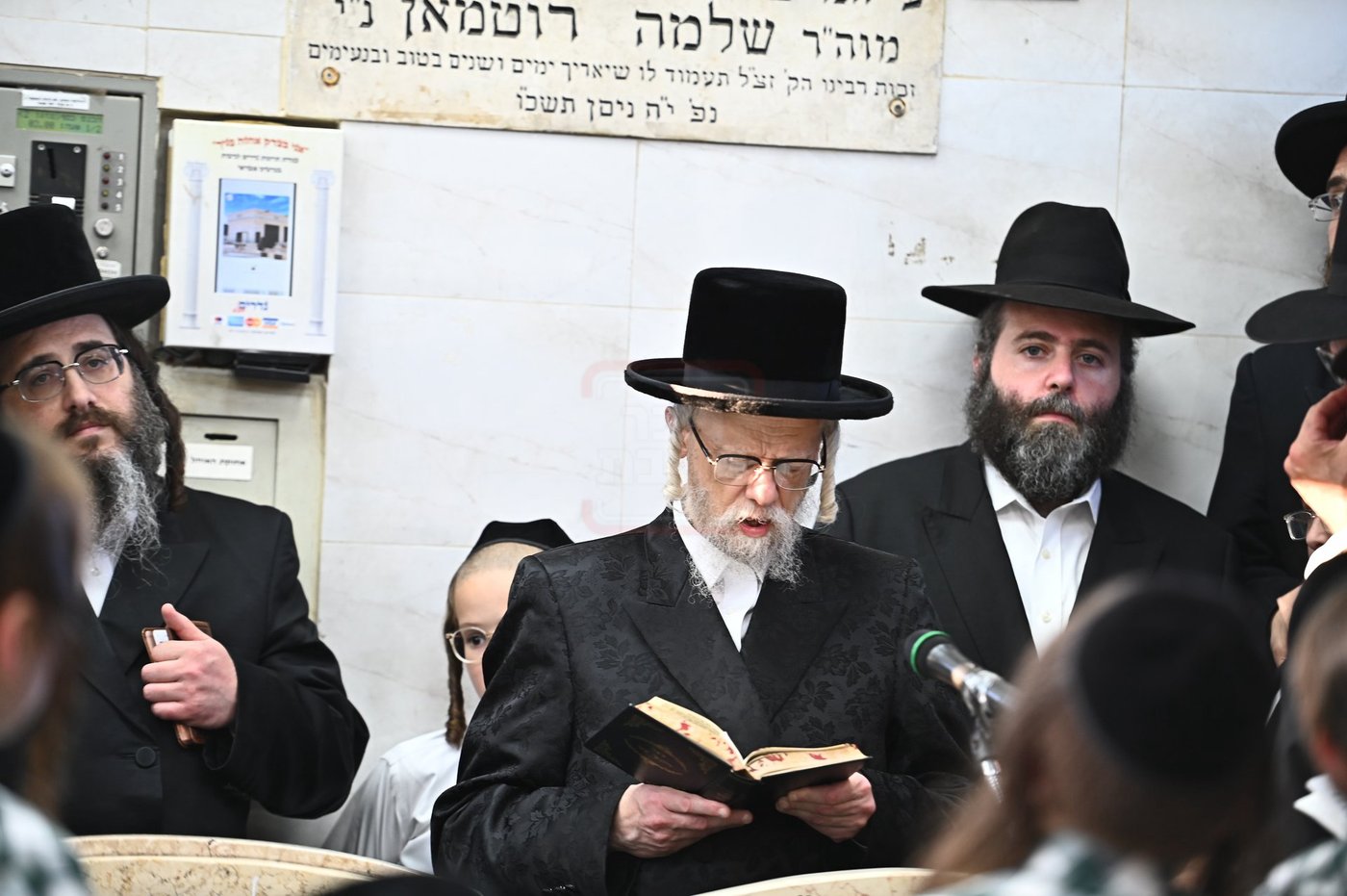 האדמו"ר מסערט ויז'ניץ בתפילה באוהל בית ויז'ניץ בבני ברק