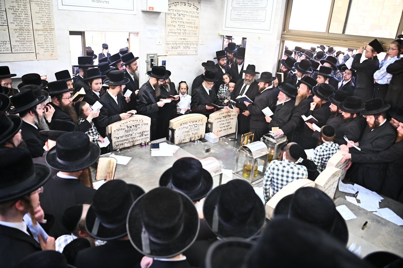 האדמו"ר מסערט ויז'ניץ בתפילה באוהל בית ויז'ניץ בבני ברק