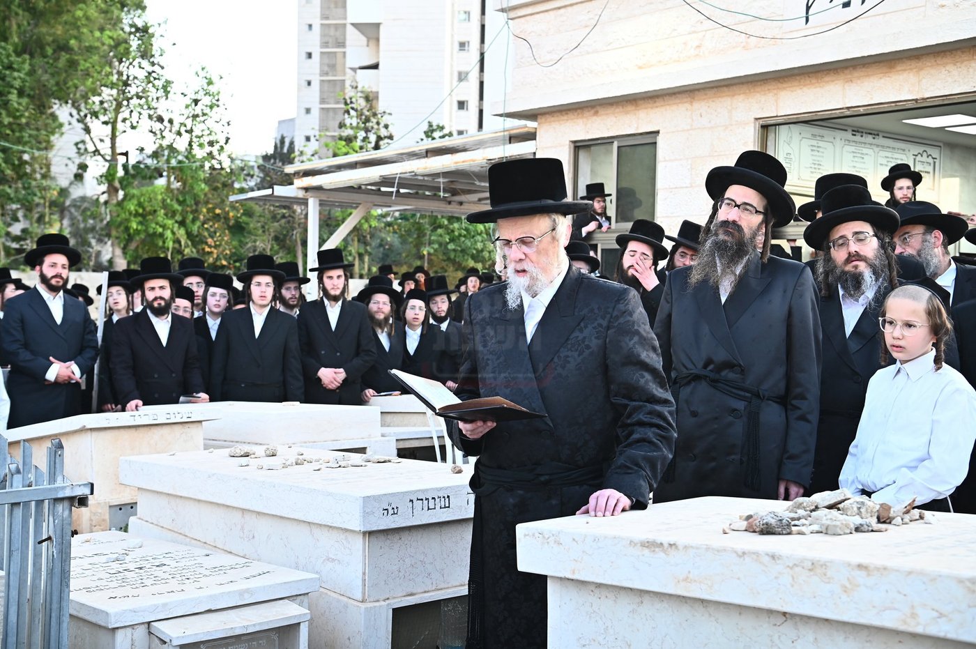 האדמו"ר מסערט ויז'ניץ בתפילה באוהל בית ויז'ניץ בבני ברק