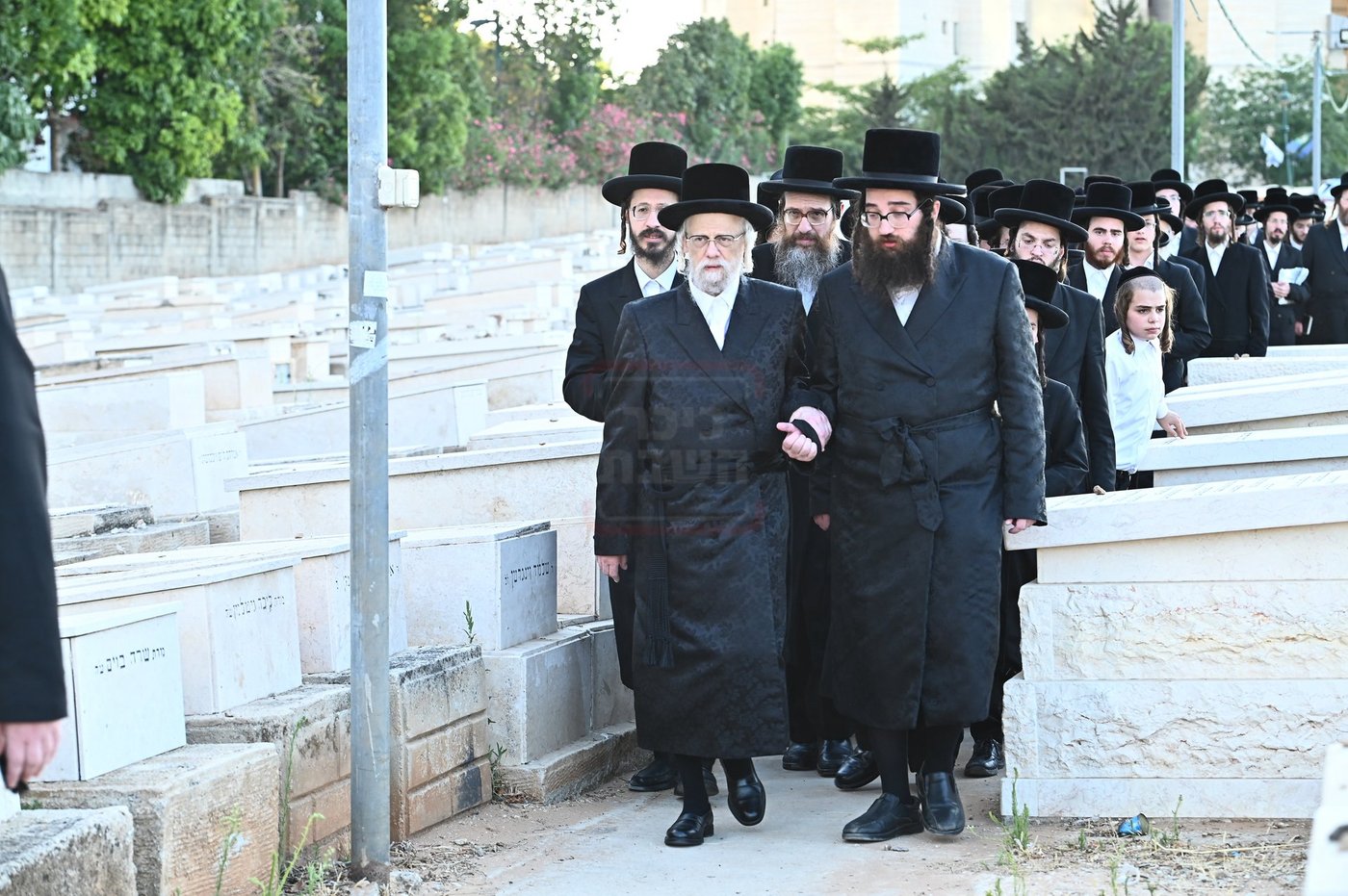 האדמו"ר מסערט ויז'ניץ בתפילה באוהל בית ויז'ניץ בבני ברק