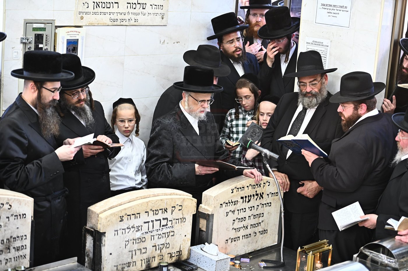 האדמו"ר מסערט ויז'ניץ בתפילה באוהל בית ויז'ניץ בבני ברק