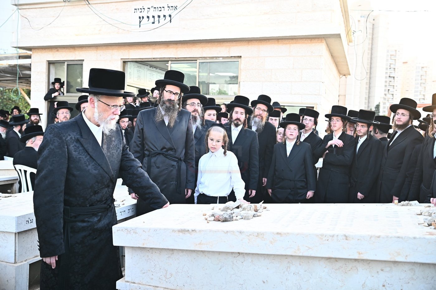 האדמו"ר מסערט ויז'ניץ בתפילה באוהל בית ויז'ניץ בבני ברק
