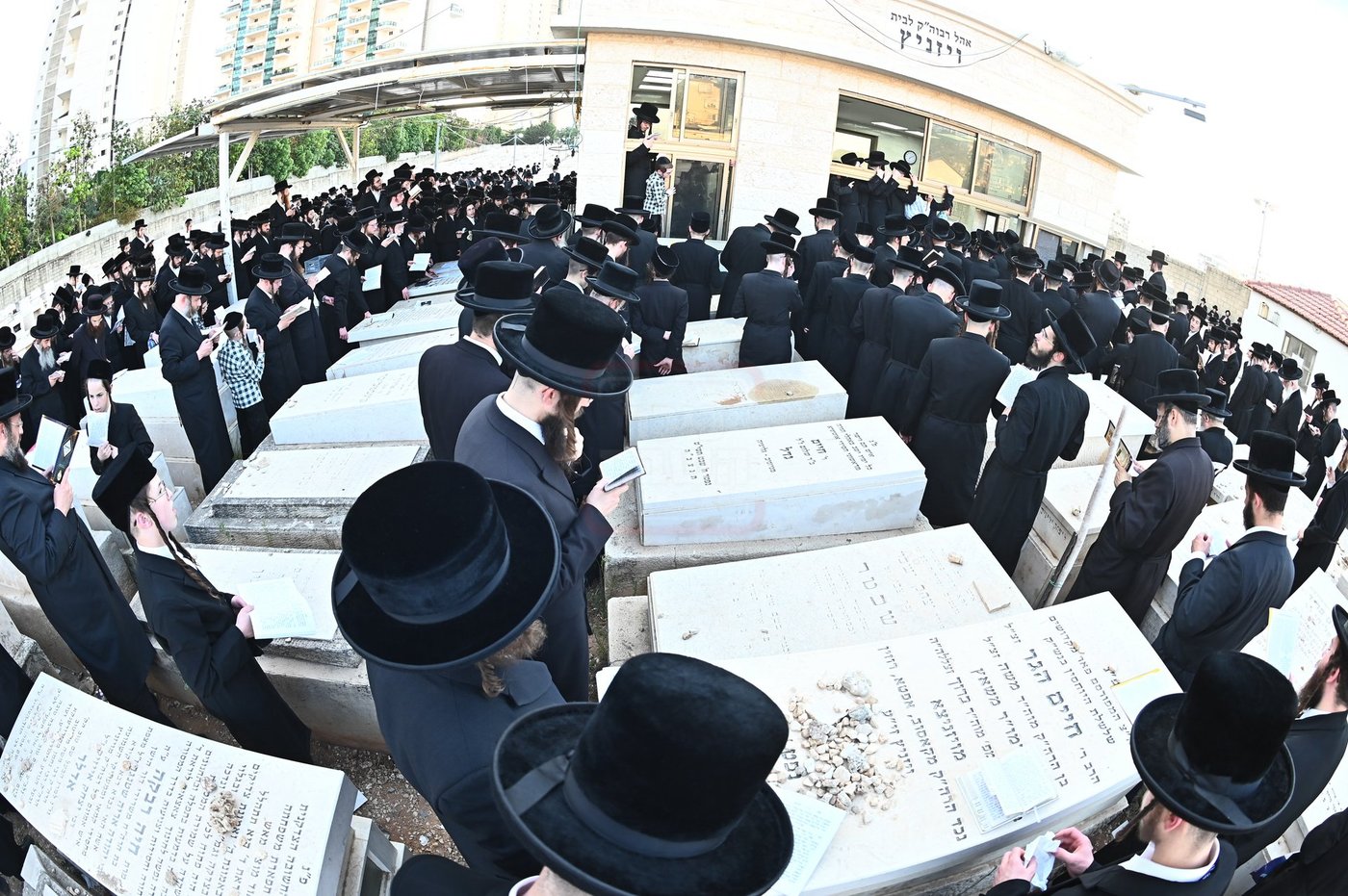 האדמו"ר מסערט ויז'ניץ בתפילה באוהל בית ויז'ניץ בבני ברק